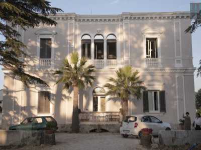 La nostra prima tappa � Villa Camilla, risalente al 1915, che si erge su strada comunale Chiancarelle. L�elegante edificio di color sabbia in stile neoclassico � costituito da due piani, di cui quello superiore composto da due finestre con timpano poste ai lati di una centrale simile a una trifora